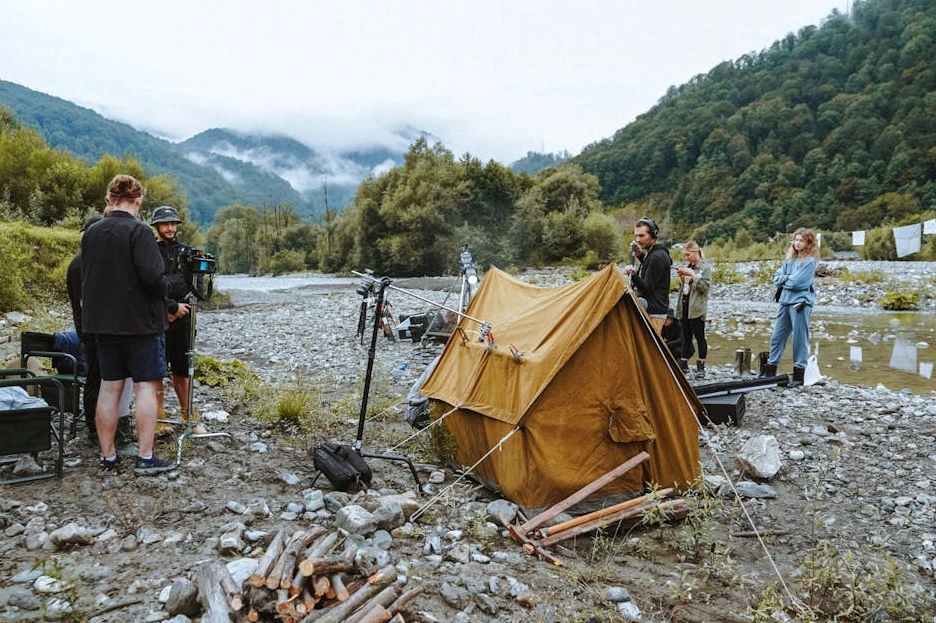 Reżyser przeglądający scenariusz na planie filmowym